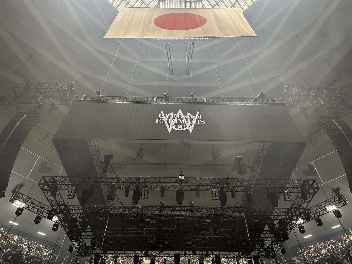 u_vvvver's tweet photo. UVER人生の中で最高の席引いて腰抜けてた…嗚呼終わり良ければ全て良��ってこのことかと。曲も歌詞も全てが涙腺ぶっ壊しに来るからもうUVERworldこれだから止められないの一言。歳とっても変わらずそこに居てくれてありがとう🙏 https://t.co/eHBD6Syjnh