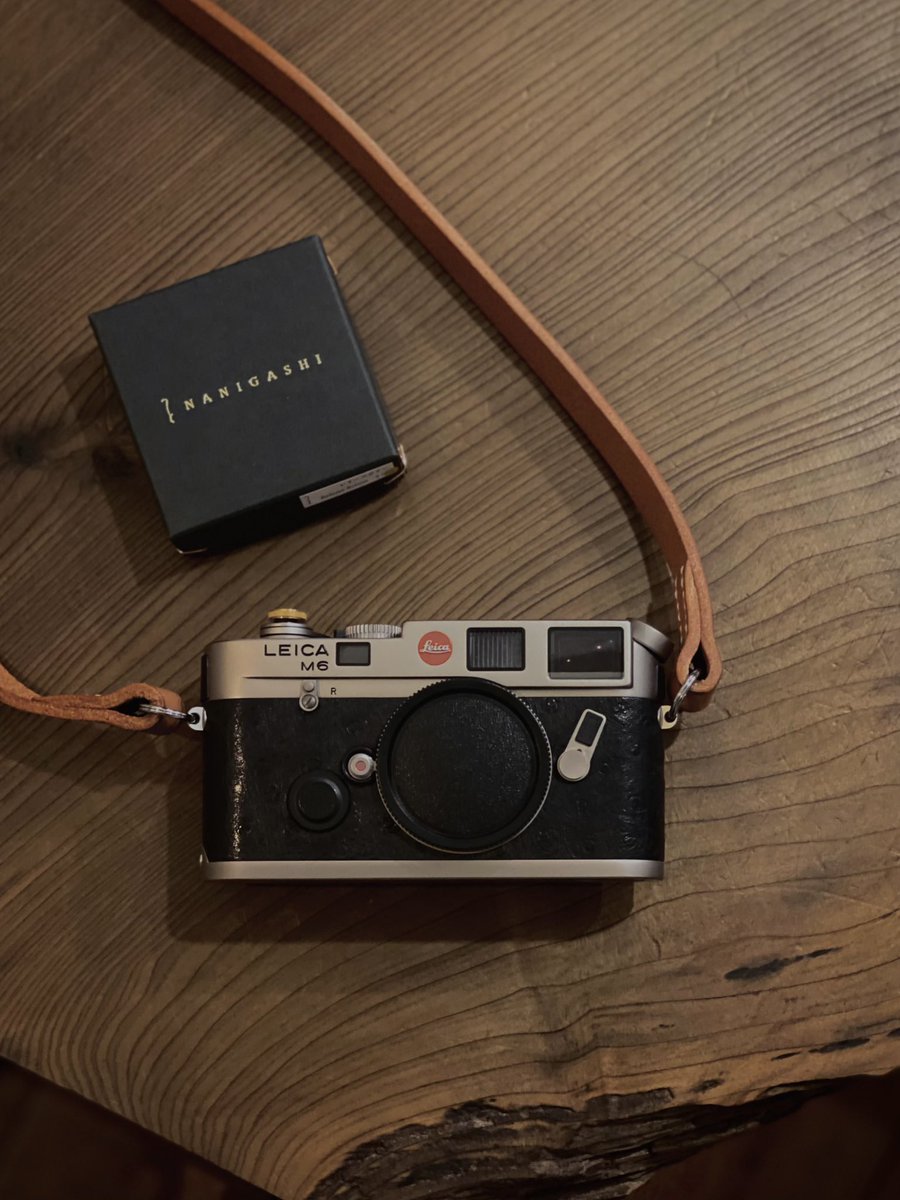 運命感じて買ってしまった生まれ年のライカM6チタン。人生で一番高いお買い物です。大切に、たくさん使っていきたいと思います。
いただいたNANIGASHIの真鍮レリーズボタンでより一層可愛くなりましたね。