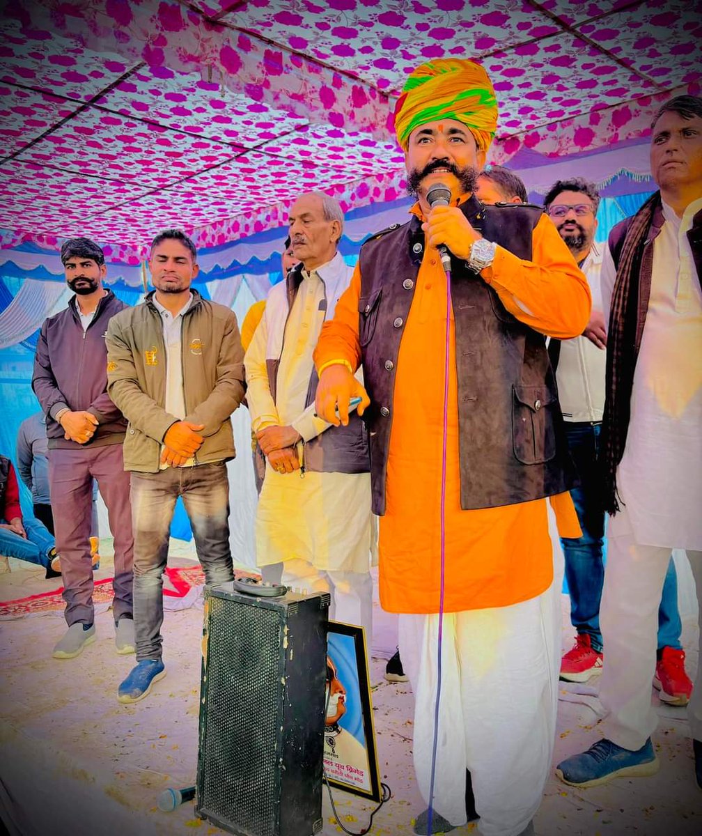 गांव बरौली में महाराजा सूरजमल जी के बलिदान दिवस पर आयोजित कार्यक्रम को सफल बनाने के लिए सभी युवा साथियों का धन्यवाद 🙏

कार्यक्रम में पधारे पितातुल्य बुजुर्ग और युवा साथियों ने मुझे अपना प्यार और आशीर्वाद दिया आजीवन आपका आभारी रहूंगा 🙏🏿