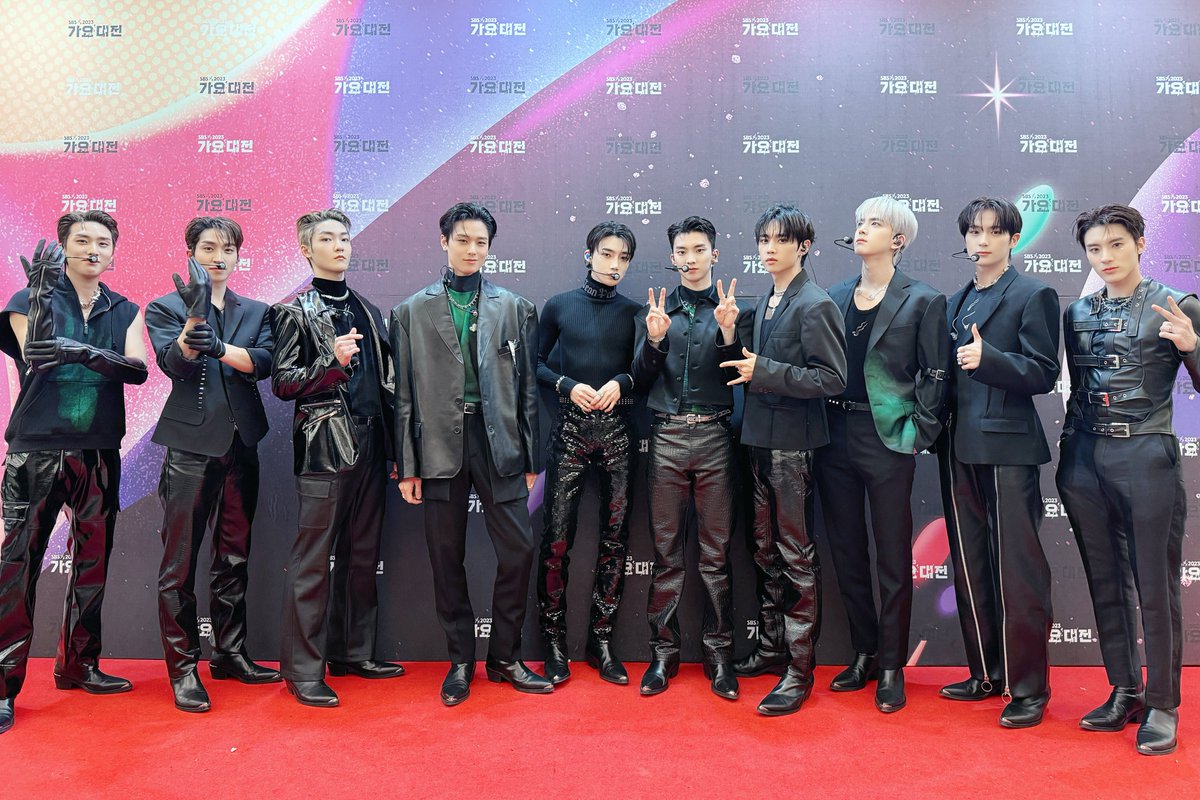 [📸] 더보이즈 2023 SBS 가요대전 무대 완료✨ 더보이즈만의 멋짐이 가득 담긴 WATCH IT 가요대전ver.😎 더보이즈의 크리스마스는 더비와 함께라서 더욱 행복했습니다🎄 더보이즈와 함께 따뜻하고 행복한 연말 보내세요❤️‍🔥

#THEBOYZ #더보이즈