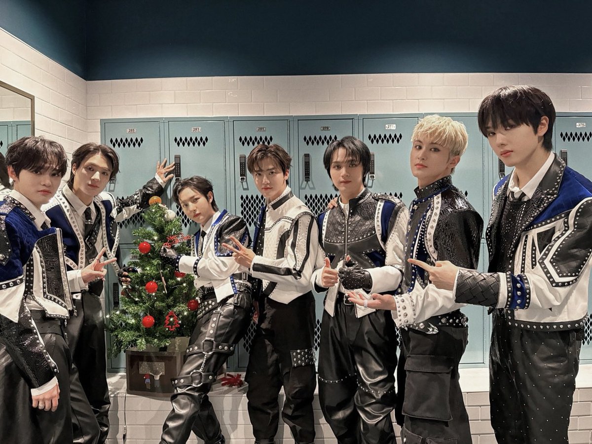 Exquisite performance by NCT Dream tonight! Their stage radiated energy, talent, and pure magic. Czennies, did you enjoy the spectacle? Share your thoughts on the enchanting display of NCT Dream's artistry!