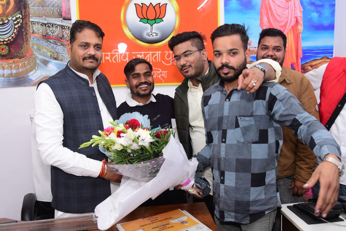 SamarthNagar5's tweet photo. भाजपा कार्यालय भोपाल में @MPBJYM के यशस्वी प्रदेश अध्यक्ष भैया @vaibhavpawarmp जी से एवं मंदसौर भाजपा जिला महामंत्री श्री @vijayathwalbjp जी से स्नेहिल भेंट की💐
@Dr_NeelamV @Nspbiaorabjp @viveksharmaMP https://t.co/2BUud5kA72