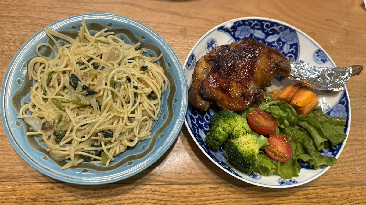 kuboco's tweet photo. 遅くに帰省したのにクリスマス🎄チキンが🍗
実家って有難いですね🥺
何より雪が少なくて😌
#実家 #帰省 #実家帰省 #雪国 #雪 #クリスマス #メリークリスマス #christmas #xmas #merrychristmas #snow #chicken #christmaschicken #クリスマスチキン #スタッドレス #スタッドレスタイヤ #snowload https://t.co/SS6bvmmuFp