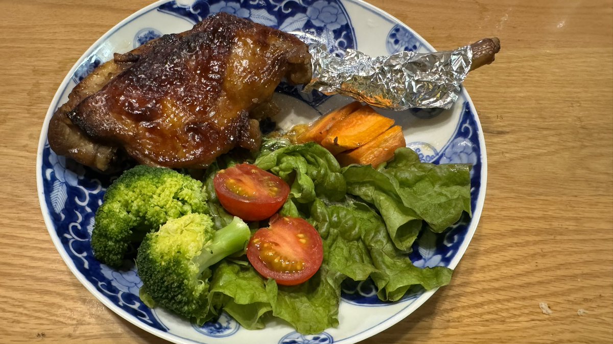kuboco's tweet photo. 遅くに帰省したのにクリスマス🎄チキンが🍗
実家って有難いですね🥺
何より雪が少なくて😌
#実家 #帰省 #実家帰省 #雪国 #雪 #クリスマス #メリークリスマス #christmas #xmas #merrychristmas #snow #chicken #christmaschicken #クリスマスチキン #スタッドレス #スタッドレスタイヤ #snowload https://t.co/SS6bvmmuFp