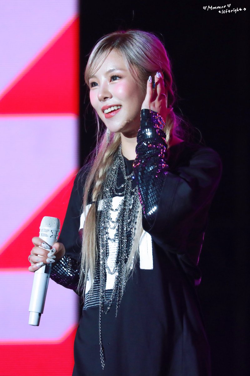 mmmooleftright's tweet photo. 231223 타이난 크리스마스 락 콘서트
Tainan Christmas Rock Concert 

멋짐이랑 귀여움 다 해라!
행복하면 돼!

제일 좋은 크리스마스 선물 🎁🌲

#마마무 #MAMAMOO
#휘인 #WHEEIN https://t.co/3bFxxBE4lx