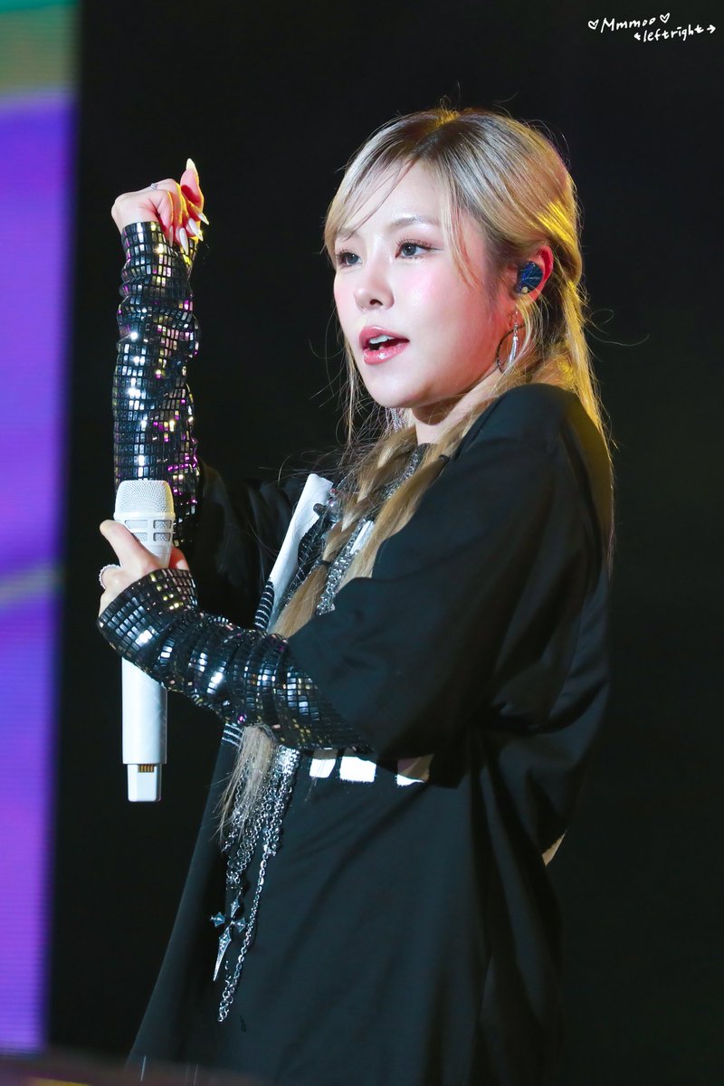 mmmooleftright's tweet photo. 231223 타이난 크리스마스 락 콘서트
Tainan Christmas Rock Concert 

멋짐이랑 귀여움 다 해라!
행복하면 돼!

제일 좋은 크리스마스 선물 🎁🌲

#마마무 #MAMAMOO
#휘인 #WHEEIN https://t.co/3bFxxBE4lx