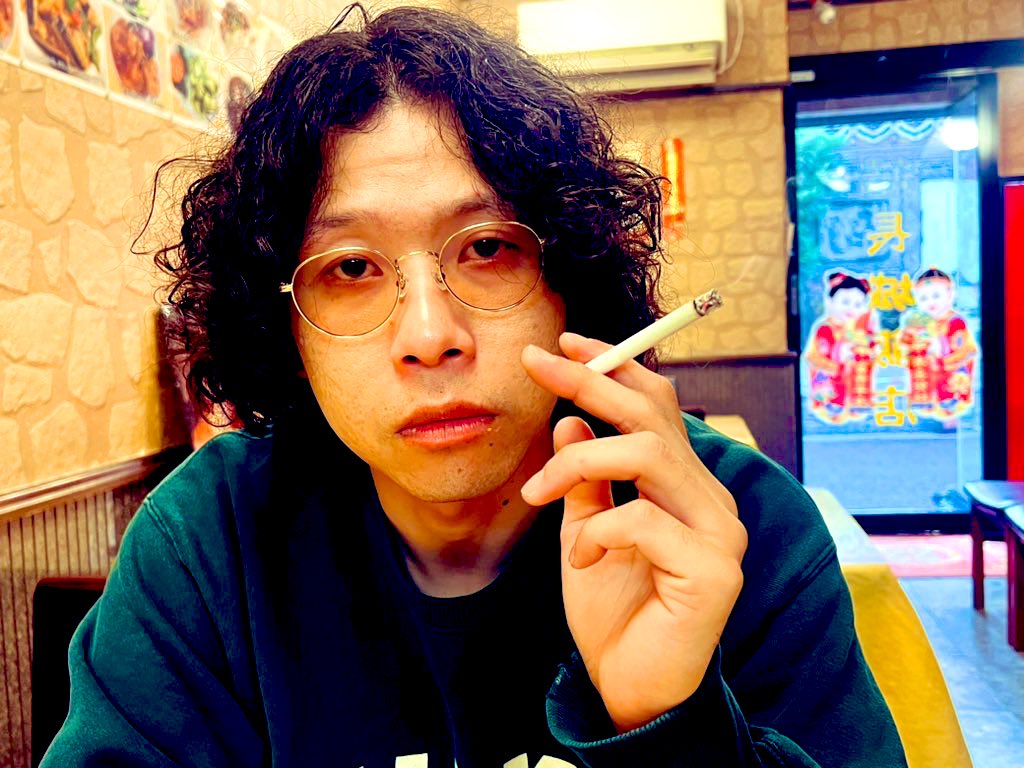 14Janis's tweet photo. 横浜のイルミネーションを見に行ったんですが、人ごみがとんでもなくて短気な私は並ぶこともできず、たまたま当日券のあった工場夜景クルージングに飛び乗り海へと逃げ出したのでした。ブランチもおしゃれな所に行きたかったけど私の短気のせいで並べなくて人っこ1人いないハズレの中華料理屋で一杯。 https://t.co/yYkFAQbIRx