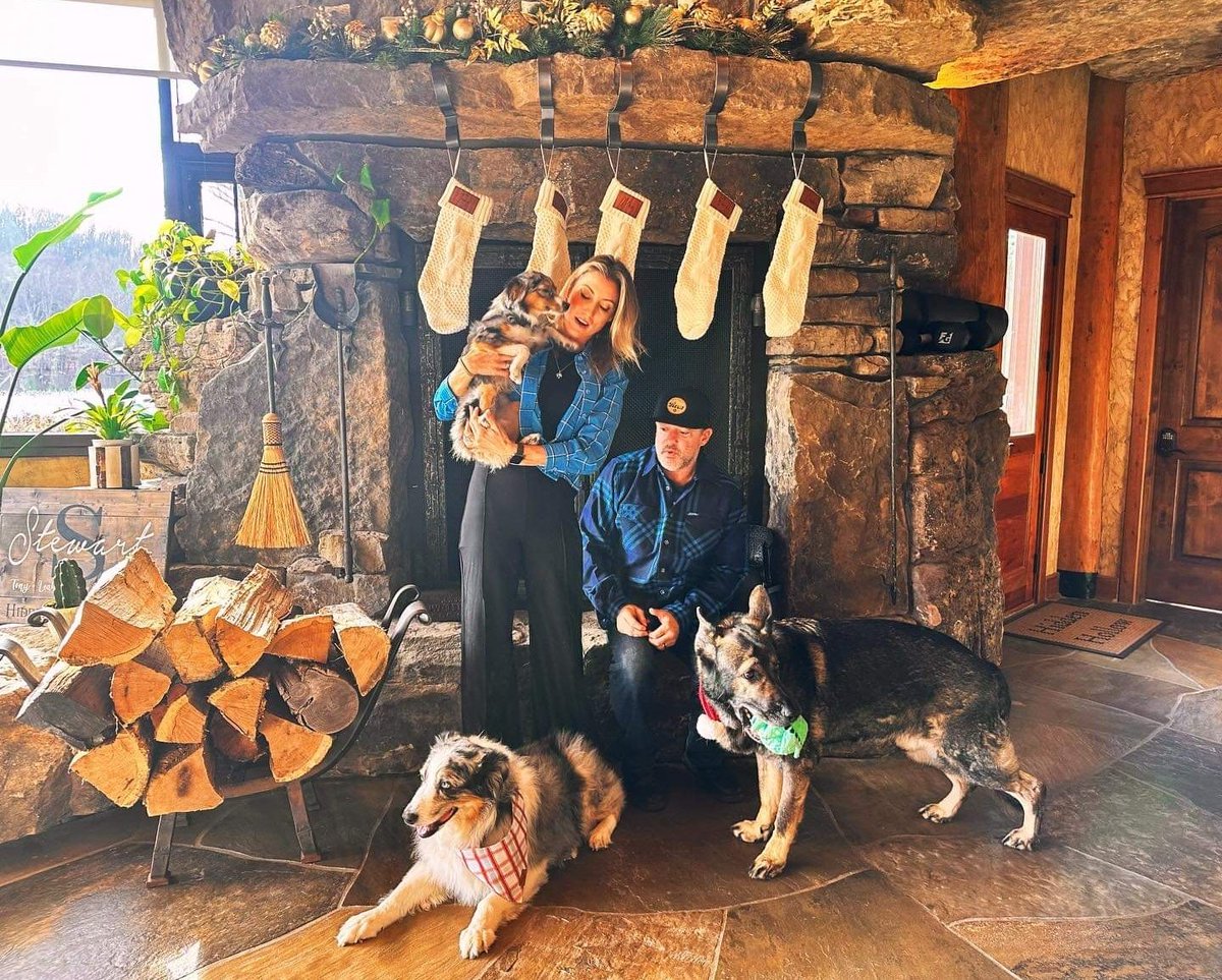 LeahPruett_TF's tweet photo. 🎄 Hey everyone! 🎁 Taking a phone break today to cherish family time, and won't be replying to Christmas texts. Feel free to leave your merry cheer in the comments tho! Wishing you all a wonderful day! 🌟 #Familyfirst #holidayjoy #andgames #UnpluggedChristmas #treeislittho https://t.co/On9EwgaFOV