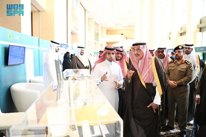 saudi24tv's tweet photo. أمير منطقة #جازان يدشن أعمال مؤتمر "علاج الإدمان الواقع والتحديات"
.................
 دشن صاحب السمو الملكي الأمير محمد بن ناصر بن عبد العزيز أمير منطقة جازان اليوم، المؤتمر العلمي الأول للتوعية بأضرار المخدرات بمنطقة جازان تحت شعار "علاج الإدمان الواقع والتحديات", وذلك بفندق قراند ميلينيوم بمدينة جيزان.
 واطلع سمو أمير المنطقة في مستهل الفعالية على المعرض المصاحب للمؤتمر وما يحويه من أركان توعوية وتعريفية بجهود الجهات المشاركة في المعرض البالغ عددها 15 جهة حكومية وخاصة وقطاع غير ربحي في مجال التعريف بمخاطر المخدرات وطرق مكافحتها والوقاية منها.
 بعد ذلك, أعلن سموه بدء أعمال المؤتمر وما يتضمنه من جلسات تزيد عن 25 جلسة علمية إضافة للعديد من ورش العمل ، وكرم عدد من المشاركين والجهات الراعية للمؤتمر.
 من جانبه أوضح رئيس مجلس إدارة جمعية التوعية بأضرار المخدرات بجازان الدكتور سطام بن أحمد جده، في كلمته خلال حفل التدشين, أن المؤتمر الذي يعد الأول من نوعه على مستوى منطقة جازان ، يستهدف المختصين في علاج الإدمان والتعافي والعلاج النفسي والاجتماعي ومرشدي التعافي ومقدمي الرعاية الصحية من كوادر طبية وتمريضية وتأهيلية والمستجدات العلمية الحديثة في علاج وتأهيل الإدمان والتعريف بالمؤثرات العقلية ومناقشة الطرق المختلفة لعلاجها.
 عقب ذلك بدأت جلسات المؤتمر في يومه الأول التي خصصت لطرح العديد من المحاور من أبرزها المؤثرات العقلية الجديدة في المجتمع السعودي، والإدمان على المنشطات، وإدمان المواد الأفيونية، إضافة إلى 3 ورش عمل عن القضايا الأخلاقية والقانونية والجنائية لدى المرضى المدمنين ، ودور الجمعيات السعودية في التدخلات العلاجية والتأهيلية لمرضى الإدمان، ومقابلة تعزيز الدافعية لمرضى الإدمان.