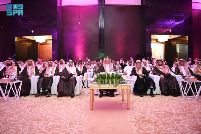 saudi24tv's tweet photo. أمير منطقة #جازان يدشن أعمال مؤتمر "علاج الإدمان الواقع والتحديات"
.................
 دشن صاحب السمو الملكي الأمير محمد بن ناصر بن عبد العزيز أمير منطقة جازان اليوم، المؤتمر العلمي الأول للتوعية بأضرار المخدرات بمنطقة جازان تحت شعار "علاج الإدمان الواقع والتحديات", وذلك بفندق قراند ميلينيوم بمدينة جيزان.
 واطلع سمو أمير المنطقة في مستهل الفعالية على المعرض المصاحب للمؤتمر وما يحويه من أركان توعوية وتعريفية بجهود الجهات المشاركة في المعرض البالغ عددها 15 جهة حكومية وخاصة وقطاع غير ربحي في مجال التعريف بمخاطر المخدرات وطرق مكافحتها والوقاية منها.
 بعد ذلك, أعلن سموه بدء أعمال المؤتمر وما يتضمنه من جلسات تزيد عن 25 جلسة علمية إضافة للعديد من ورش العمل ، وكرم عدد من المشاركين والجهات الراعية للمؤتمر.
 من جانبه أوضح رئيس مجلس إدارة جمعية التوعية بأضرار المخدرات بجازان الدكتور سطام بن أحمد جده، في كلمته خلال حفل التدشين, أن المؤتمر الذي يعد الأول من نوعه على مستوى منطقة جازان ، يستهدف المختصين في علاج الإدمان والتعافي والعلاج النفسي والاجتماعي ومرشدي التعافي ومقدمي الرعاية الصحية من كوادر طبية وتمريضية وتأهيلية والمستجدات العلمية الحديثة في علاج وتأهيل الإدمان والتعريف بالمؤثرات العقلية ومناقشة الطرق المختلفة لعلاجها.
 عقب ذلك بدأت جلسات المؤتمر في يومه الأول التي خصصت لطرح العديد من المحاور من أبرزها المؤثرات العقلية الجديدة في المجتمع السعودي، والإدمان على المنشطات، وإدمان المواد الأفيونية، إضافة إلى 3 ورش عمل عن القضايا الأخلاقية والقانونية والجنائية لدى المرضى المدمنين ، ودور الجمعيات السعودية في التدخلات العلاجية والتأهيلية لمرضى الإدمان، ومقابلة تعزيز الدافعية لمرضى الإدمان.