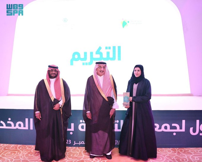 saudi24tv's tweet photo. أمير منطقة #جازان يدشن أعمال مؤتمر "علاج الإدمان الواقع والتحديات"
.................
 دشن صاحب السمو الملكي الأمير محمد بن ناصر بن عبد العزيز أمير منطقة جازان اليوم، المؤتمر العلمي الأول للتوعية بأضرار المخدرات بمنطقة جازان تحت شعار "علاج الإدمان الواقع والتحديات", وذلك بفندق قراند ميلينيوم بمدينة جيزان.
 واطلع سمو أمير المنطقة في مستهل الفعالية على المعرض المصاحب للمؤتمر وما يحويه من أركان توعوية وتعريفية بجهود الجهات المشاركة في المعرض البالغ عددها 15 جهة حكومية وخاصة وقطاع غير ربحي في مجال التعريف بمخاطر المخدرات وطرق مكافحتها والوقاية منها.
 بعد ذلك, أعلن سموه بدء أعمال المؤتمر وما يتضمنه من جلسات تزيد عن 25 جلسة علمية إضافة للعديد من ورش العمل ، وكرم عدد من المشاركين والجهات الراعية للمؤتمر.
 من جانبه أوضح رئيس مجلس إدارة جمعية التوعية بأضرار المخدرات بجازان الدكتور سطام بن أحمد جده، في كلمته خلال حفل التدشين, أن المؤتمر الذي يعد الأول من نوعه على مستوى منطقة جازان ، يستهدف المختصين في علاج الإدمان والتعافي والعلاج النفسي والاجتماعي ومرشدي التعافي ومقدمي الرعاية الصحية من كوادر طبية وتمريضية وتأهيلية والمستجدات العلمية الحديثة في علاج وتأهيل الإدمان والتعريف بالمؤثرات العقلية ومناقشة الطرق المختلفة لعلاجها.
 عقب ذلك بدأت جلسات المؤتمر في يومه الأول التي خصصت لطرح العديد من المحاور من أبرزها المؤثرات العقلية الجديدة في المجتمع السعودي، والإدمان على المنشطات، وإدمان المواد الأفيونية، إضافة إلى 3 ورش عمل عن القضايا الأخلاقية والقانونية والجنائية لدى المرضى المدمنين ، ودور الجمعيات السعودية في التدخلات العلاجية والتأهيلية لمرضى الإدمان، ومقابلة تعزيز الدافعية لمرضى الإدمان.