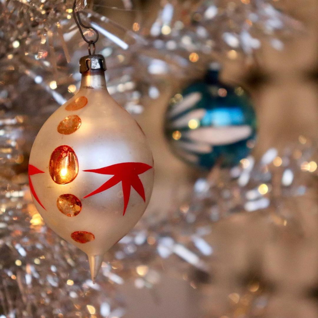 ModernismWeek's tweet image. Wishing you a merry and mod #Christmas! 🎄

Check out some of our favorite midcentury modern Christmases from over the years. Tag #modernismweek to share your vintage holiday decor with us!

1. #PSModSquad @modtraveler
2. @melodrama
2. @paulfuentes_photo
3. @modernchristmastrees