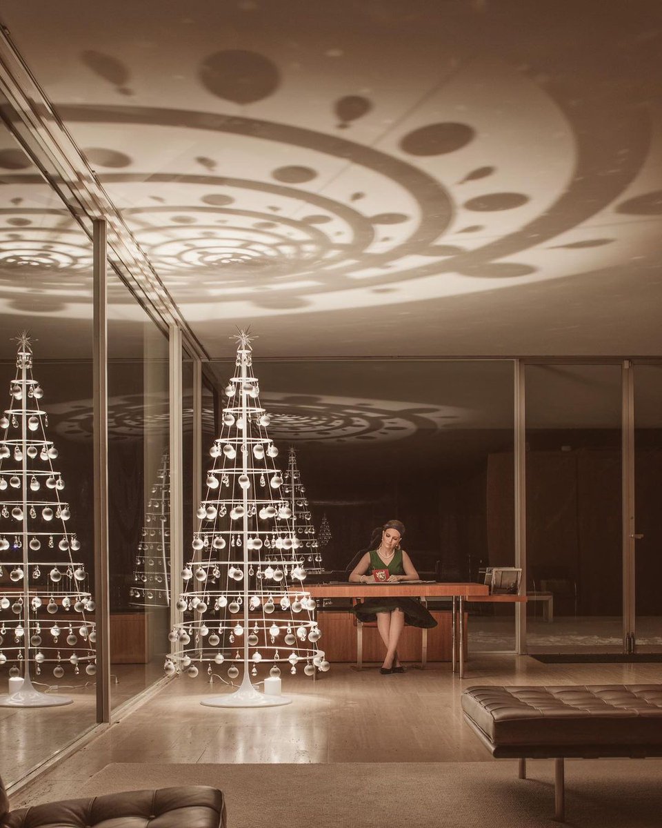 ModernismWeek's tweet image. Wishing you a merry and mod #Christmas! 🎄

Check out some of our favorite midcentury modern Christmases from over the years. Tag #modernismweek to share your vintage holiday decor with us!

1. #PSModSquad @modtraveler
2. @melodrama
2. @paulfuentes_photo
3. @modernchristmastrees