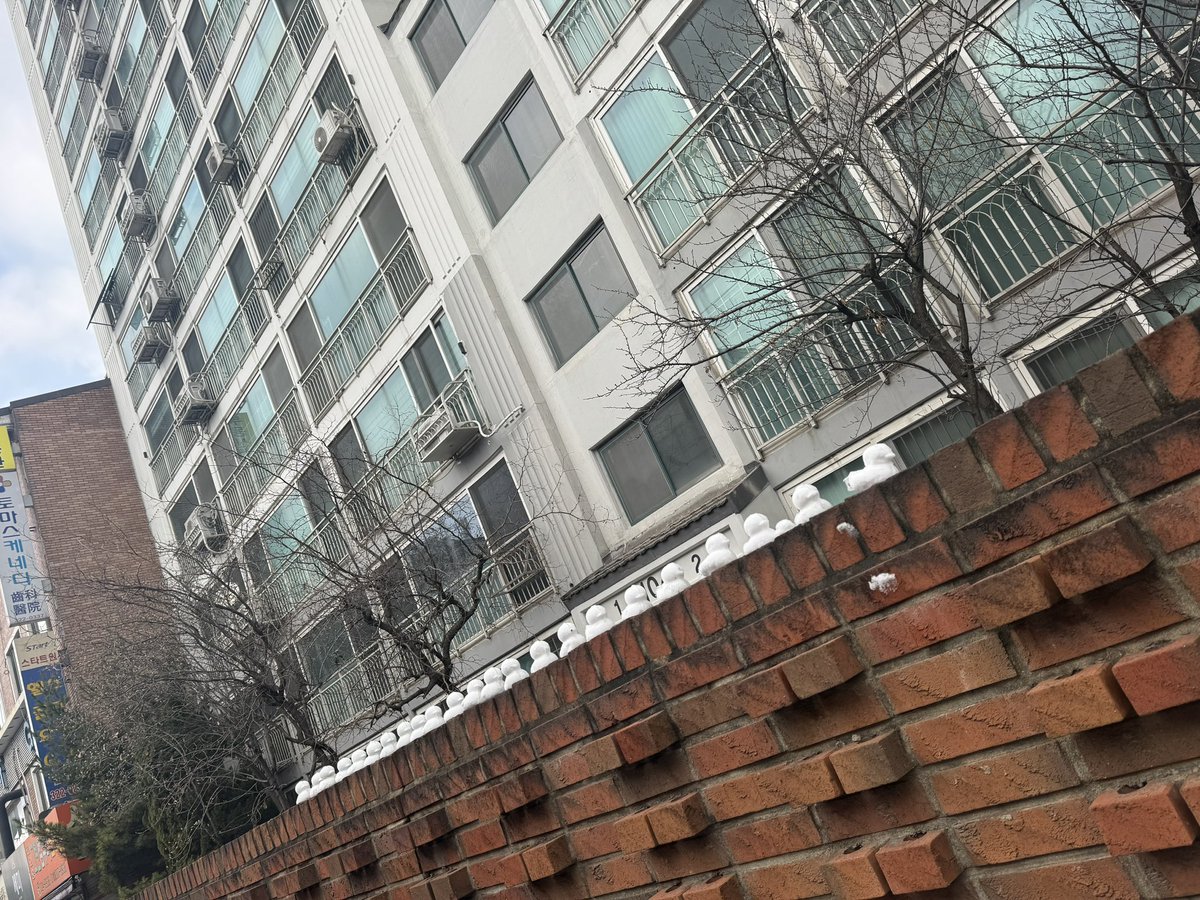 .
출근길에 보니 누가 미친둣이 만들어놨네 귀여운 사람들,