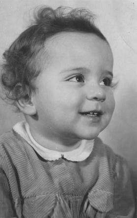 AuschwitzMuseum's tweet photo. 25 December 1937 | A Duch Jewish girl, Liesbeth Prins, was born in Amsterdam.

In October 1943 she was deported to #Auschwitz and murdered in a gas chamber after the selection. https://t.co/iL8QlDra4z