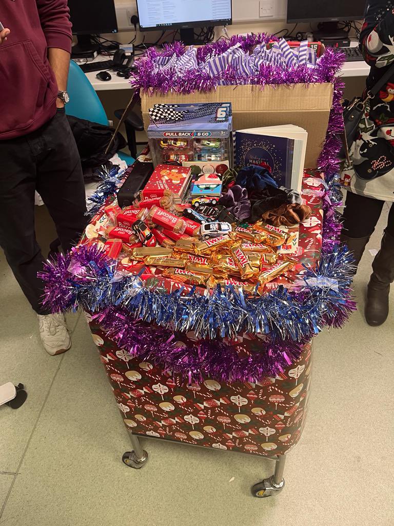 doc_hnaqvi's tweet image. The team surgery Xmas team visiting the wards of Sandwell today @SWBHnhs 
Plenty of joy 🎁 &amp;amp; samosas! 
You can’t go wrong! 
The only way to start Christmas Day! 

Merry Christmas to yours &amp;amp; the work family!
🙏🏾🥰
@sitenroy 
@RajnishMankotia 
@nimaroyNHS 
#swbfamily
🎄❤️🍫🎁🎶🤶🏽🧑‍🎄