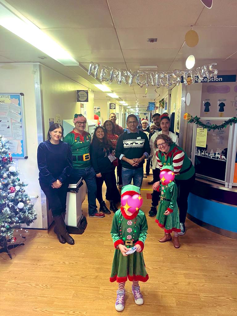 doc_hnaqvi's tweet image. The team surgery Xmas team visiting the wards of Sandwell today @SWBHnhs 
Plenty of joy 🎁 &amp;amp; samosas! 
You can’t go wrong! 
The only way to start Christmas Day! 

Merry Christmas to yours &amp;amp; the work family!
🙏🏾🥰
@sitenroy 
@RajnishMankotia 
@nimaroyNHS 
#swbfamily
🎄❤️🍫🎁🎶🤶🏽🧑‍🎄