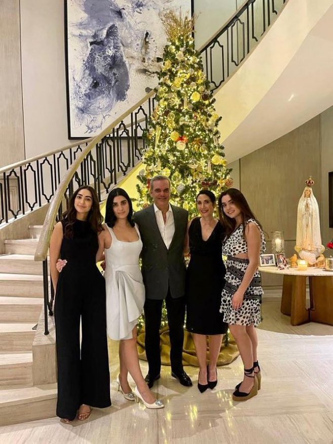 luisabinadersh's tweet photo. Feliz Navidad para todos ustedes…

Yingol bel yingol bel yingol modofoka https://t.co/3UT76K1wB4