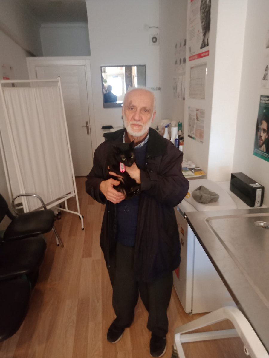 Patisew's tweet photo. 🆘Hacı Amca Evinde sayısız sokak hayvanlarına Emekli Ayligiyla bakmaya çalışan 73 yaşında yüreği güzel bir insan .Kedisi kömür  hastalanmis Tüyleri dökülmus Yapılan Teste Hormonel bir hastalık cikdi.Cok üzülmüş, maddi gücüde olmadığı için benden rica etti. 
3 hafta klnikde kalması (pisi vet.klnigi)
Testleri tedavisi herşey dahil 4.250 TL
İmkanınız dahilinde destek olurmusunuz ?  🙏