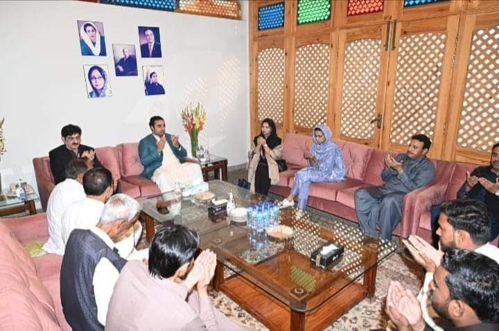 bashir_zardari's tweet photo. نوشہروفیروز چیرمین پی پی پی بلاول بہٹو زرداری نے کوئٹہ جلسہ سے واپسی پر شکارپور کے نزدیک خطرناک حادثہ میں شھید ہونے والے 5 ورکرز جس میں تعلقہ نوشہروفیروز کے صدر خلیفہ شکیل میمن، پیپلز یوتھ تعلقہ صدر میر نادر چانڈیو شامل تہے ان کی رہائش گاہ پر پہنچ کر لواحقین سے تعزيت کی https://t.co/1gm3QjpU7R