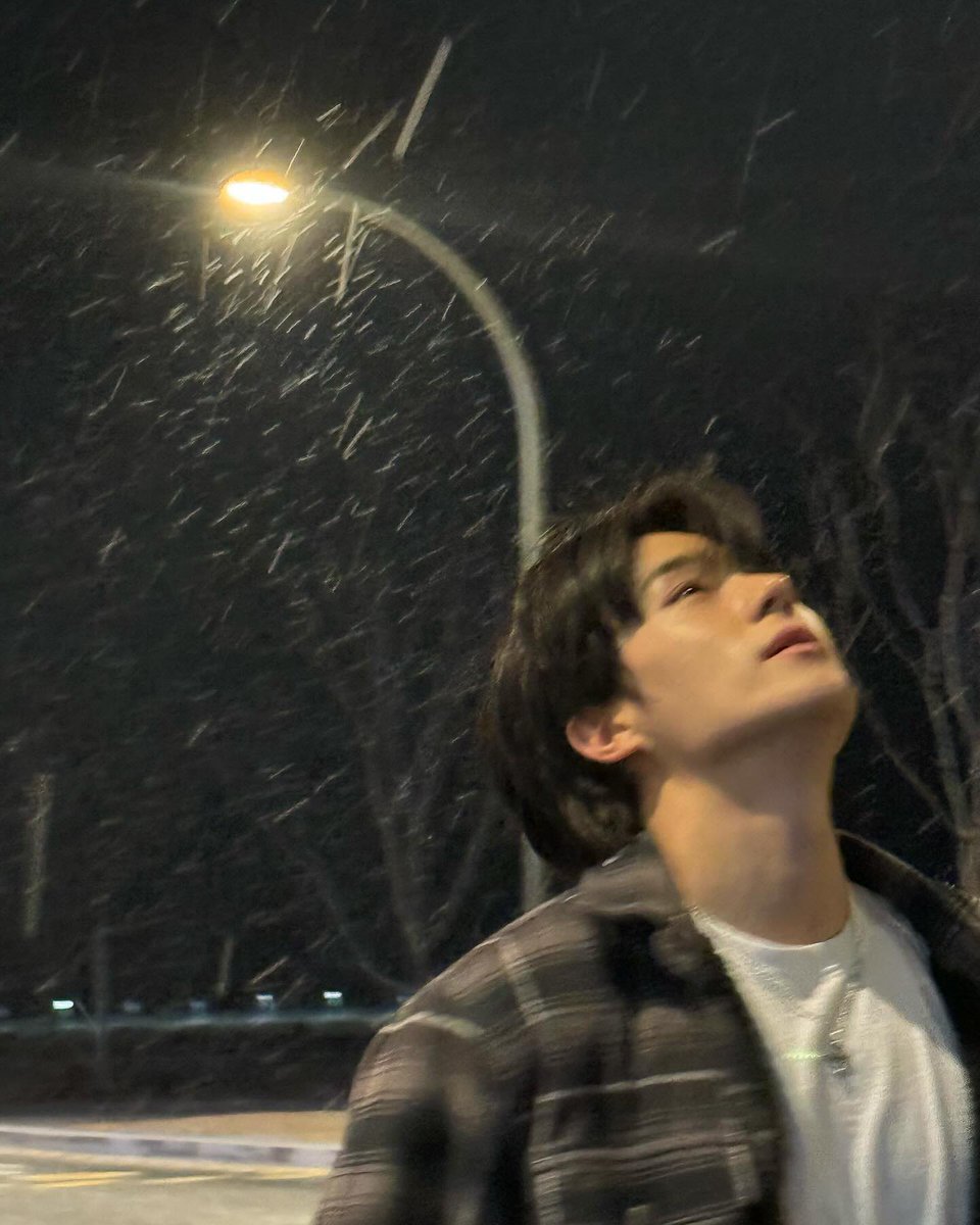 pobi_0913's tweet photo. ㅋㅋ맘대로하고있었네
그럴줄알앗다 크리스마스이브밤에 같이 내리는 눈 맞으면서 사진찍고 찍어주고 어맘대로살아
온 세상 낭만은 둘이서 다 챙기고 살아 그래 https://t.co/3TFumrSBOF