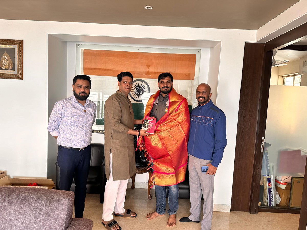 मा. आ.निरंजन डावखरे यांनी आपल्या मुंबई लंडन मुंबई या वसुधैव कुटुंबकम' चा संदेश घेऊन केलेल्या  मोटरसायकल या प्रवासाबद्दल विशेष रुची दाखवत योग्य तो सन्मान केला. Thank you 
<a href="/BJP4Maharashtra/">भाजपा महाराष्ट्र</a> <a href="/BJP4India/">BJP</a> <a href="/MumbaiBJP/">BJP Navi Mumbai</a> <a href="/CMOMaharashtra/">CMO Maharashtra</a> <a href="/Dev_Fadnavis/">Devendra Fadnavis</a>