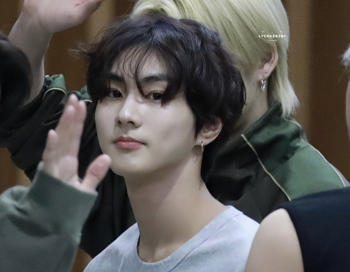 unodaily's tweet photo. call it what you want,
a sunwon au

beau (sn) is used to getting what he wants — fame, attention, boys, money. 

simply because everything is handed to him in a silver platter.

so when juancho (jw) comes into his life unannounced, he learns that he can’t always have what he wants.