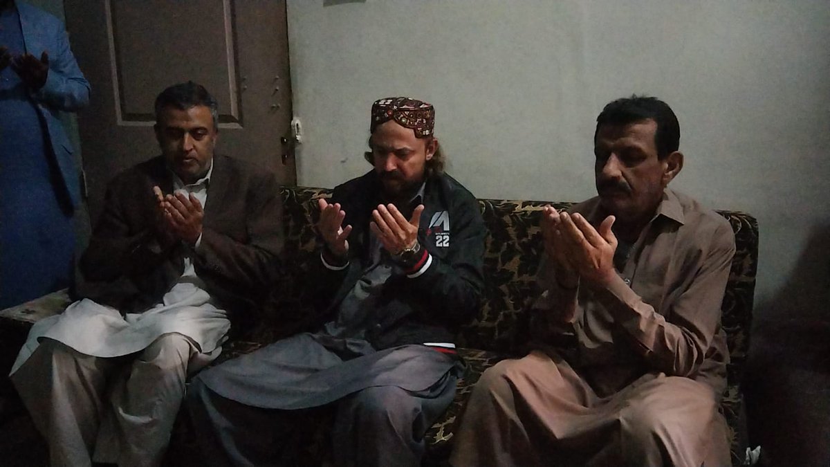 SHEHZORKHAN4's tweet photo. خیرپور : پاکستان مسلم لیگ ن سندھ کے رہنماء سید شہزادعلی شاہ جیلانی نے خیرپور کے مختلف علاقوں میں لوگوں سے تعزیت کی اور مرحومین کی مغفرت کی دعا کی اور گہرے دکھ کا اظہار کیا۔
@shahzadsjillani
#teamshahzadshah
#NawazSharif 
#Maryamnawaz 
#Shahbazsharif https://t.co/eTzovgoJXm