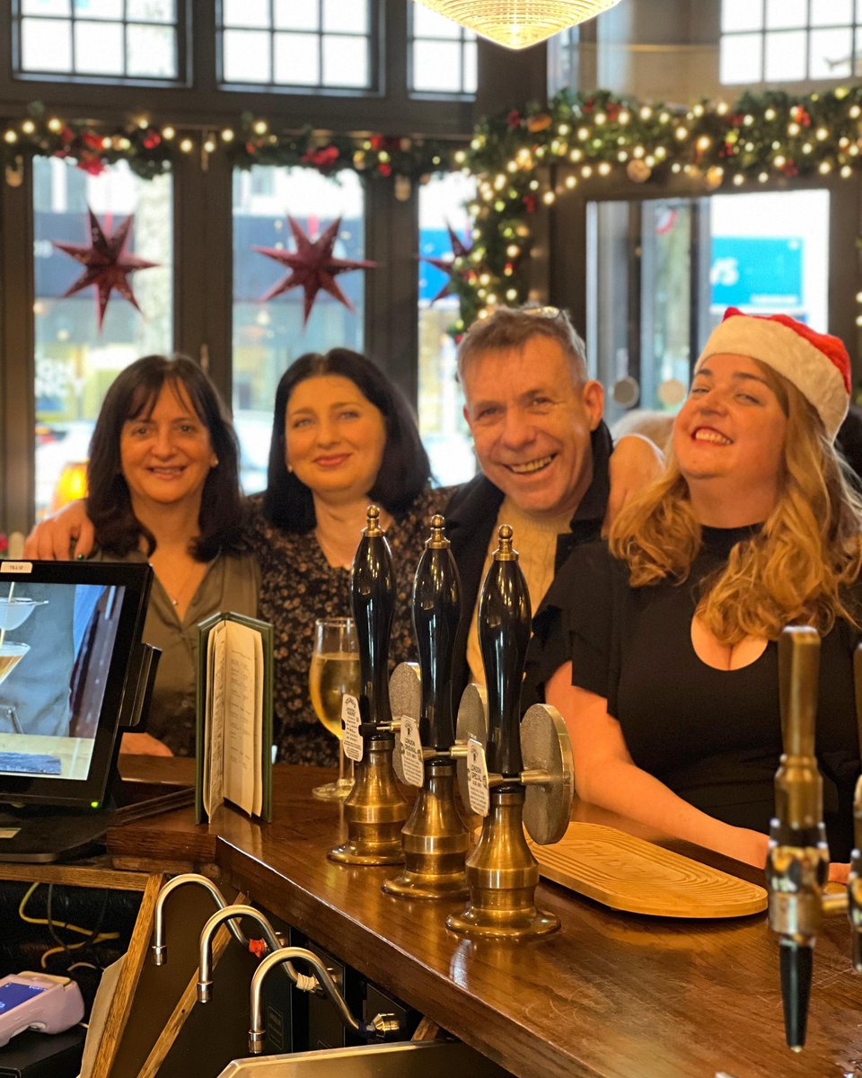ShaftesburyPub's tweet image. Spreading holiday cheer with festive beers! 🎄🍻 Merry Christmas from our team to yours! #ChristmasSpirit #HolidayCheers #PubLove