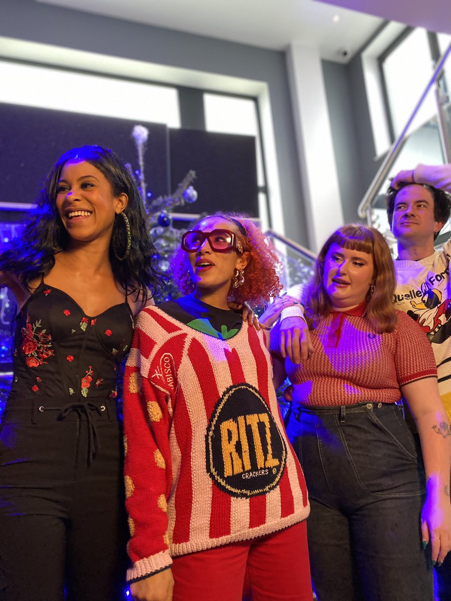 5 hours b2b with some of my fave djs!!!

100% vinyl biznizz!! <a href="/RinseFM/">Rinse FM</a> 

couple Christmas clangers cause I certainly got a bit to merry for the last hour or so 😂 but that’s what’s Xmas all about innit - Hope your having a lovely time 🥰

👂 
rinse.fm/episodes/eliza…