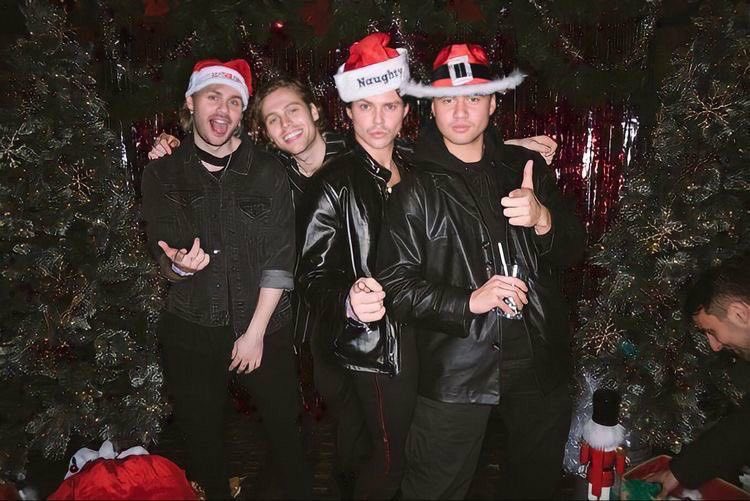ASHTON THINGS ★ tweet media