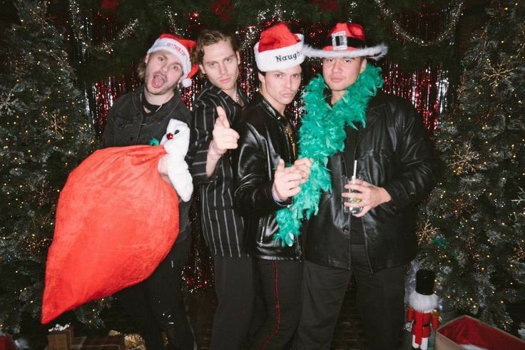 ASHTON THINGS ★ tweet media