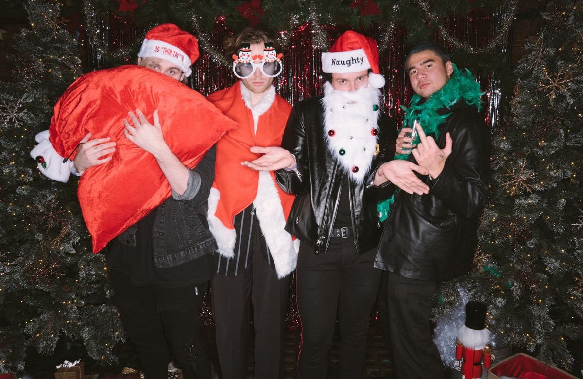 ASHTON THINGS ★ tweet media