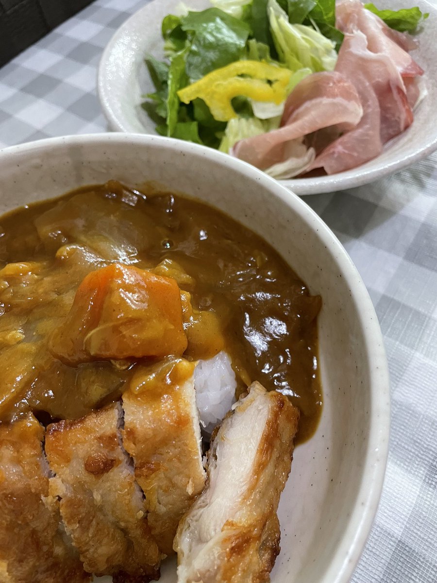 kukuru_5909's tweet photo. 所用を済ませた帰りにコンビニ寄ったら、マッチ売りのように「チキンは‥チキンはいかがですか」と店員さんに勧められた。

慣れない声掛けのせいなのか、「いかがですかああ！」の訴求力に負けて買ってしまった😅

今夜はひとりチキンカレーでクリスマス🎄✨ https://t.co/2MijtclnxQ