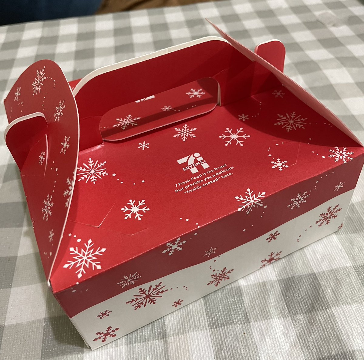 kukuru_5909's tweet photo. 所用を済ませた帰りにコンビニ寄ったら、マッチ売りのように「チキンは‥チキンはいかがですか」と店員さんに勧められた。

慣れない声掛けのせいなのか、「いかがですかああ！」の訴求力に負けて買ってしまった😅

今夜はひとりチキンカレーでクリスマス🎄✨ https://t.co/2MijtclnxQ