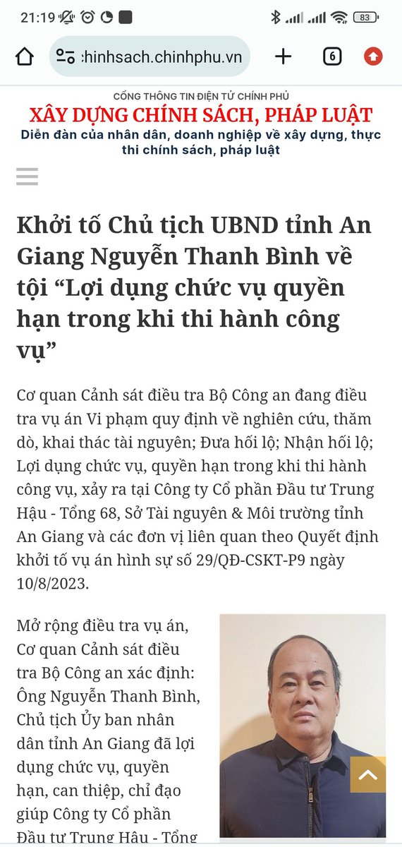 hoanssc's tweet photo. Chục năm trước, quan chức cỡ ct tỉnh bị bắt là chấn động dư luận, giờ chẳng mấy ai care. Nhìn đại gia đông lào bây giờ thấy tội, dường như họ chỉ chờ vào tù thì phải.

Mô hình thành đạt của người đông lào đương thời cũng giống Chí Phèo thời Nam Cao ngày xưa:  

"Hình như có một thời hắn đã ao ước có một gia đình nho nhỏ. Chồng cuốc mướn cày thuê, vợ dệt vải, chúng lại bỏ một con lợn nuôi để làm vốn liếng. Khá giả thì mua dăm ba sào ruộng chờ lên giá bán kiếm lời".

Nghĩa là toàn dựa vào đất. Tiền đâu mà mua đất? Chủ yếu nhờ ăn cắp. Thế rồi lo cho con học tiếng Anh, cho đi tây. Mà cho con đi tây cũng giống như phóng vệ tinh vào vũ trụ, mất hút, lâu lâu nó nhắn về xin tiền, và nó chờ bố mẹ quy tiên để về bán nhà đem tiền đi Mẽo. 

Bạn bè người quen, ai có chút tiền đều có con bên Mỹ, Pháp, Đức, Canada. Hai ông bà già sống lủi thủi trong căn biệt thự. Lấy cái chuyện con đang ở Mỹ ra làm niềm tự hào.

Khối ông tắt thờ rồi còn phải nằm ngăn lạnh chờ con bay về. 

Nhiều người còn bảo, xã hội thế này, mong nó đi luôn đừng về. Nhưng họ không hiểu rằng xã hội thế này là do họ chứ ai?