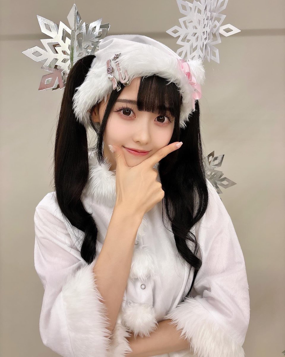 momonamatsumoto's tweet photo. ぽやすみなさい🌙

⛄️🎄 ᴍᴇʀʀʏ ᴄʜʀɪsᴛᴍᴀs 🎄⛄️
どんなクリスマス過ごしてた？

今年もサンタさんのお帽子は
こりだよ…ねっ？🎅
みんなの事がだいすきです\♥︎/

おはなし会楽しみだよ🍑何着ようかな？👚

会えない方も次回よろしくね🪄💕
#高嶺のなでしこ https://t.co/bJDM3BVrNm