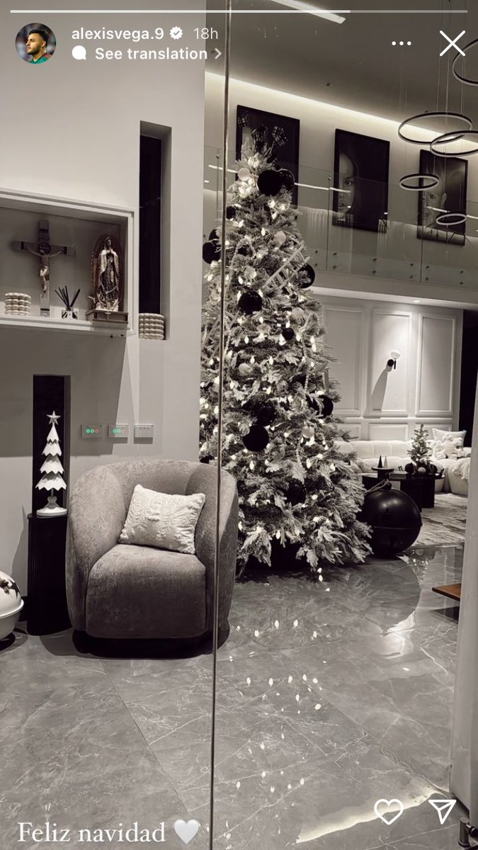 groseritx's tweet photo. El árbol de CR7 / El de Alexis Vega https://t.co/PoARIRQnaR
