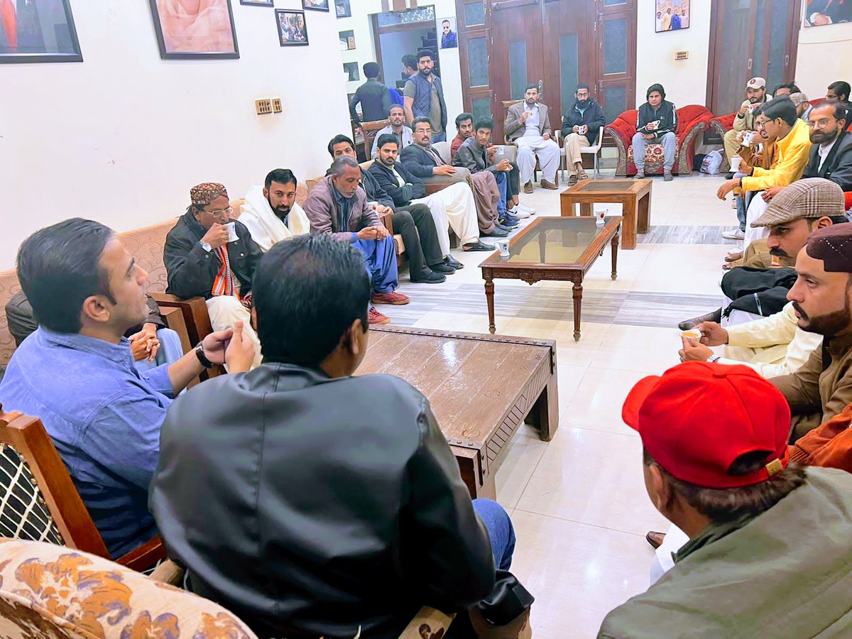najeebabroppp's tweet photo. Today Chairman of TMC Hussainabad, @UmairMBChandio energized the youth social media team, strategizing to promote PPP initiatives and campaign the vision of @BBhuttoZardari for the public. 
🌐👥 #PPP #YouthEngagement #BilawalVision https://t.co/nSUxajaDJh