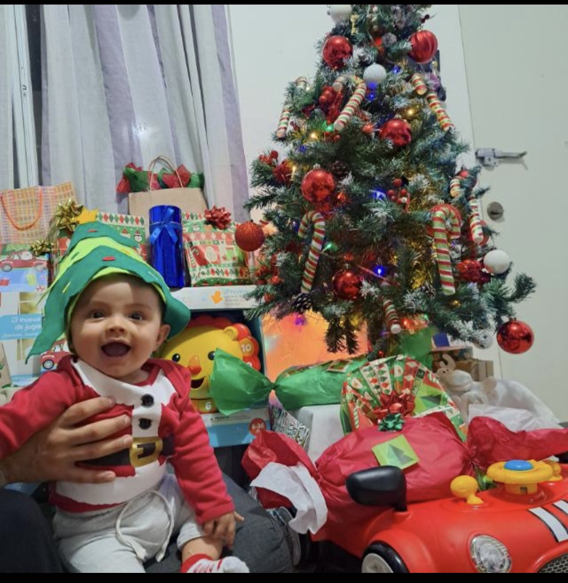 esangui's tweet photo. Si llego santa 🥳🥳🎄 https://t.co/JLYNTCBHCb