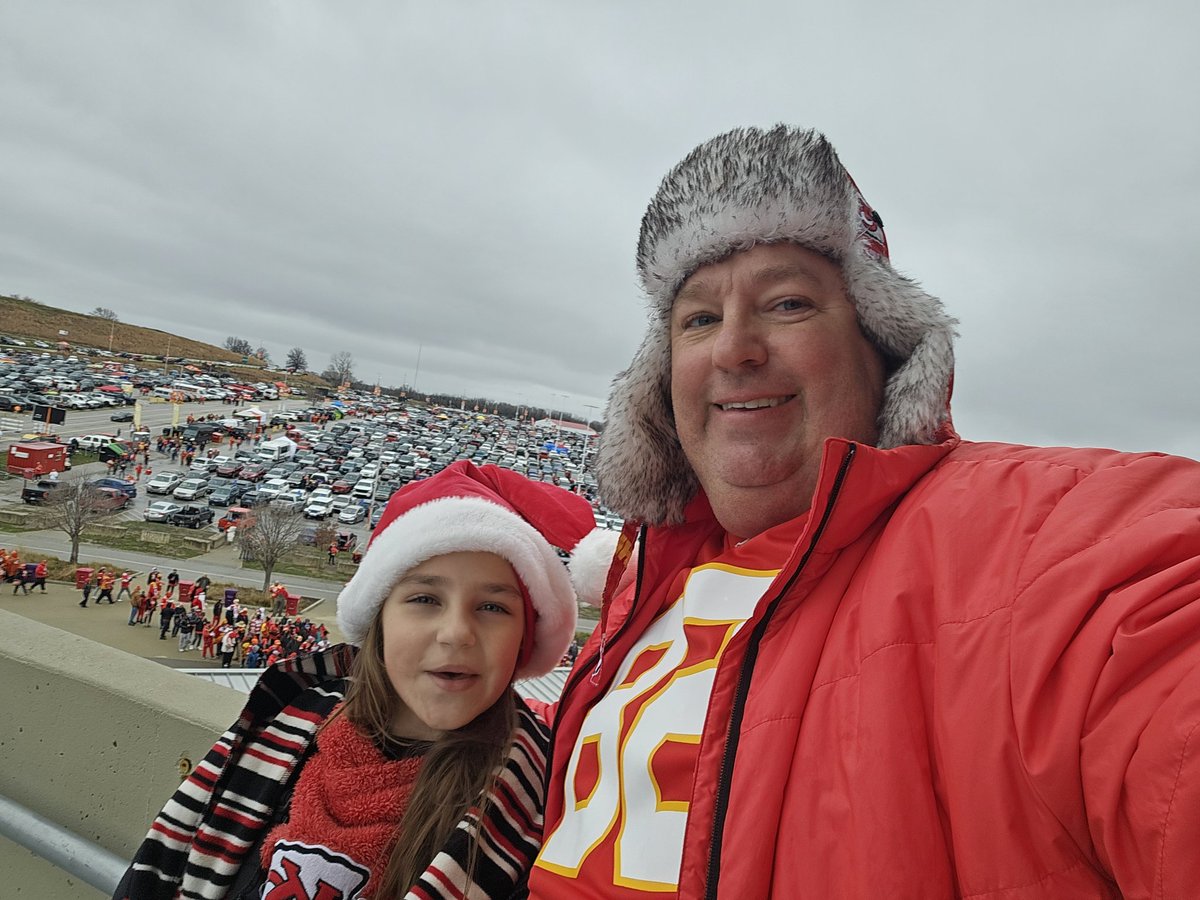 bnoller1217's tweet photo. Good times at Arrowhead for Christmas! #ChiefsKingdom https://t.co/h2lpziXvze