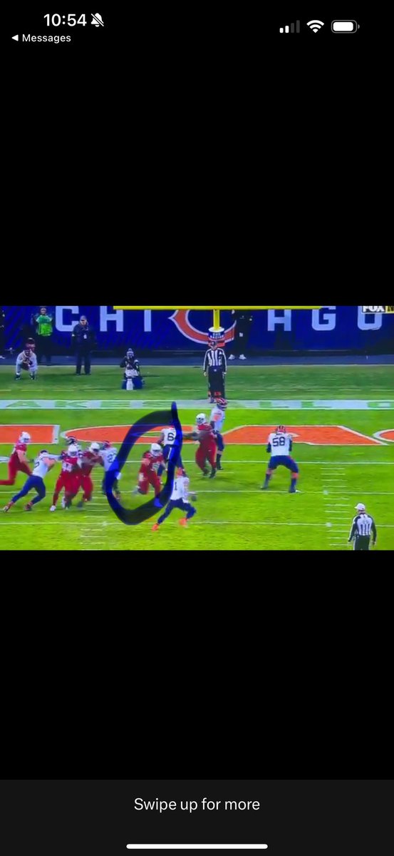 BenjelloJacob's tweet photo. @VaughtsPicks @davebfr Unblocked Defender barreling down on him. Fields athleticism allows him to create 5 yards of distance from the defender in about a second- Giving him the opportunity to throw a TD. See defender in picture. Most QBs end up eating grass. It looked easy, because he made it look easy https://t.co/BNc8yzEhxM