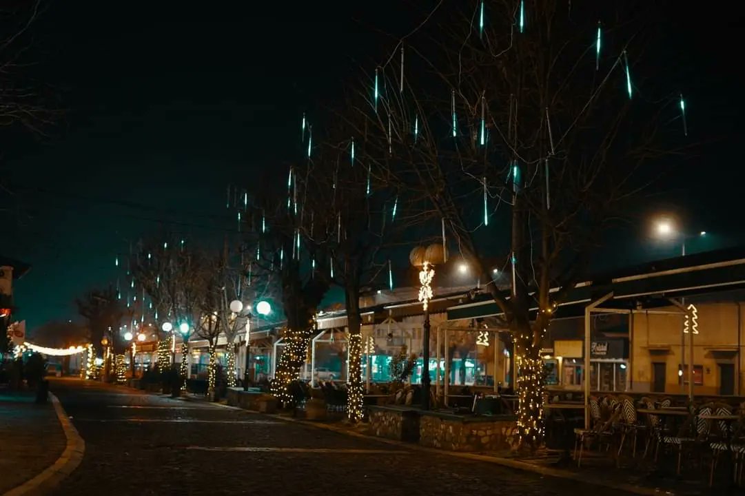 PRIZRENI 😍🎄🎅 

Qytetit i Prizrenit është stolisur plot drita duke sjell një atmosferë të bukur e të ngrohtë për qytetarët dhe vizitorêt në muajin e festave😍

Për shumë mot, Gëzuar 🙏🏼