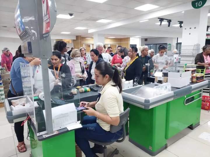 capdezuner92850's tweet image. Inició en el día de hoy la prueba piloto para uso del PIN en TPV. Con una breve presentación por parte de funcionario de FINCIMEX sobre la operatoria y el acompañamiento de representantes de los bancos, REDSA y trabajadores del comercio. #REDSA