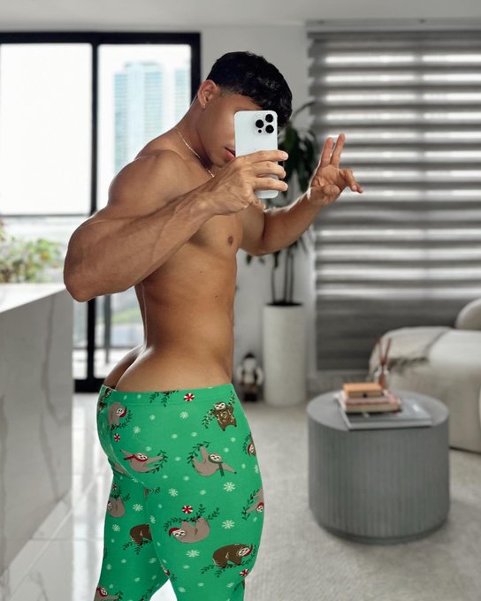 Happy Christmas Day 🎄 I'm ready to use my toys 🍆🍆😏  https://t.co/uiUqR0GpdC https://t.co/IV6K5zU5MT