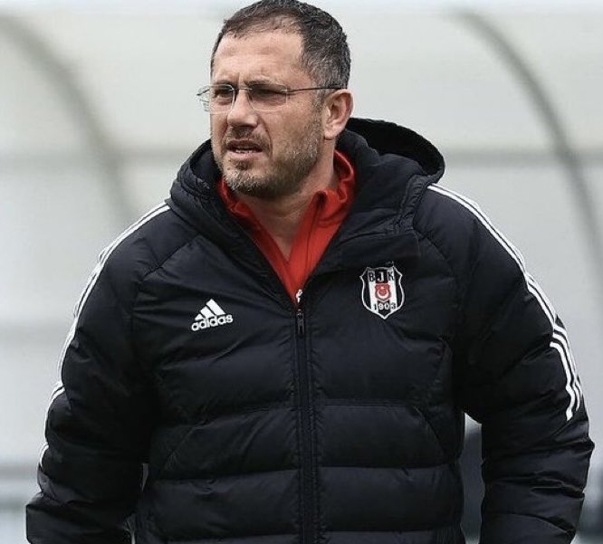 1903kaya's tweet photo. Benim teknik direktör adayım... En azından oyuncuları nerde oynatacağını biliyor @Besiktas  #HTYvsBJK https://t.co/JYsztlI1Uw