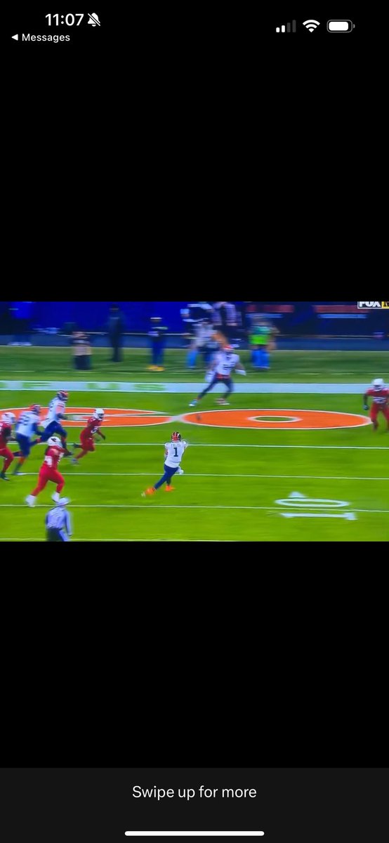 BenjelloJacob's tweet photo. @tomj99517 @davebfr That’s not exactly accurate. 85 is open due to the scramble. If you look the pic below, Defender on the right side of the pic is out of position because he adjusted to stop Fields. Prior to this, he was spying for a pick the ball sooner. You can see it during the game https://t.co/2XgD0oUcld