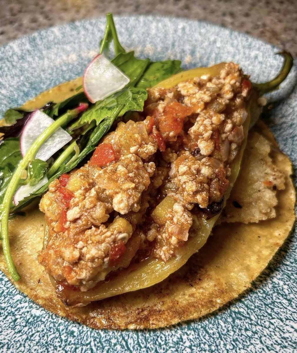 cmexicana's tweet photo. 🎄 #FelizNavidad a todos como desde hace 15 años les presentamos nuestros 10 #Sabores2023
1.- Taco de Chile de Agua en tortilla de maíz, picadillo y costra de queso terminado con hojas frescas. De Aurora Toledo #Zandunga #Oaxaca https://t.co/fBuEw9wzae
