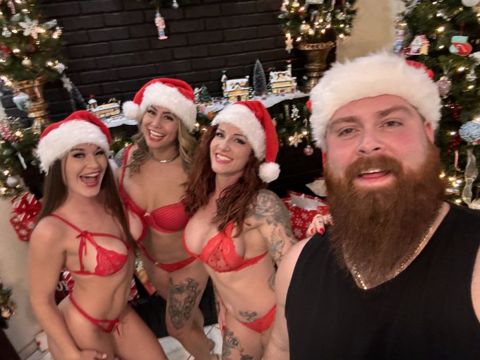 Merry Christmas ya filthy animals! https://t.co/yy4dnMGt9d