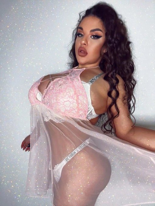 Can I be your Christmas present? https://t.co/Q01pru0sqe